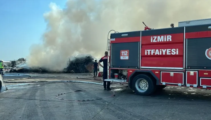 Aliağa’da Hurda Depolama Alanında Yangın Çıktı